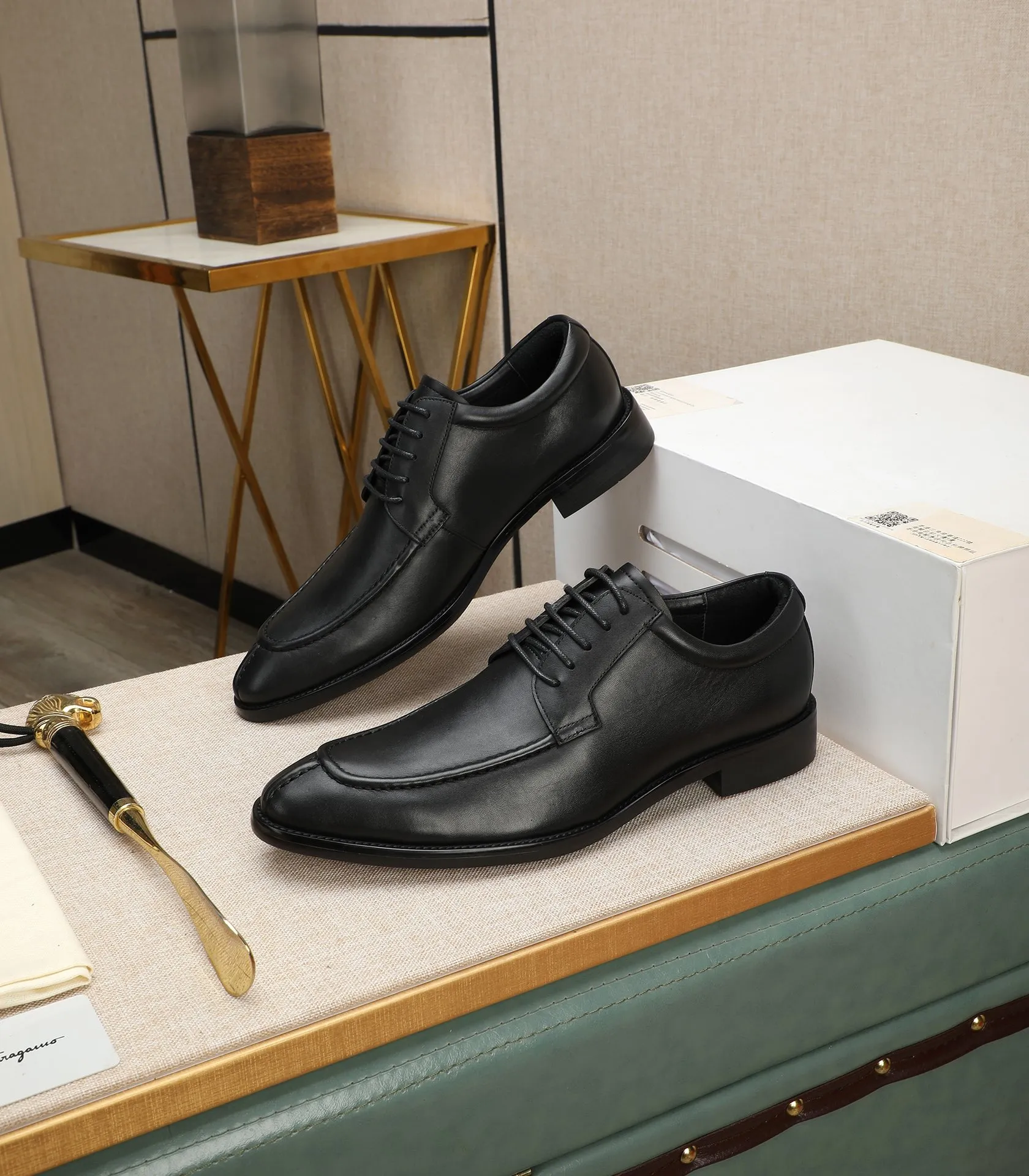 Men's shoes 💰540📛📛(water-dyed cowhide) Salvatore Ferragamo high-end (Salvatore Ferragamo) is the world's top luxury footwear brand. It comes from the fashion kingdom of Italy and is famous all over the world for its traditional handmade design and novel styles...🚶🏻🚶🏻New suit shoes are available simultaneously at the counter. This model is purely handmade. The fabric is imported from Italy's original first-layer cowhide. Soft water-dyed cowhide lining. Original authentic outsole🌀🌀Size: 38➖44 (45 customized)